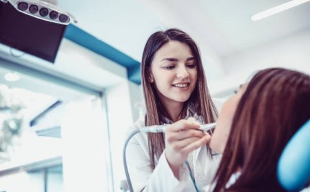 تلميع الأسنان: لمسة فنية لابتسامتك بالرياض