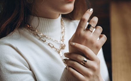What Are the Latest Gold Ring Trends for Women This Year