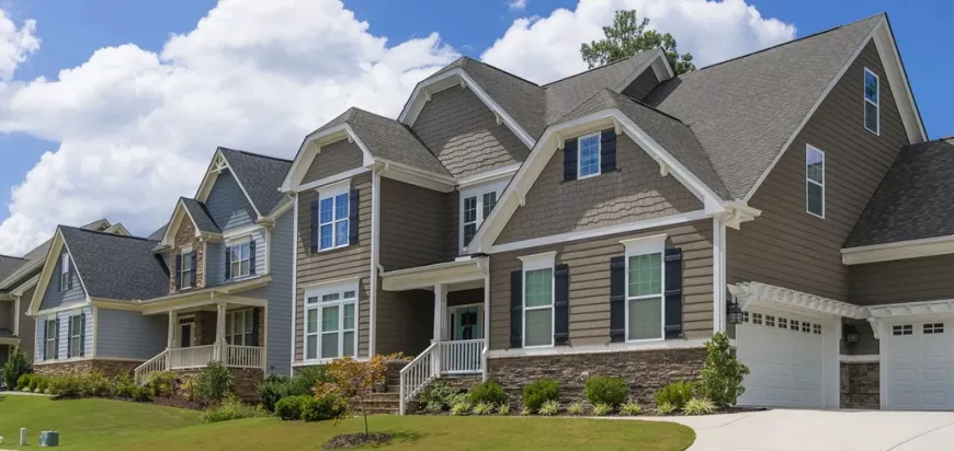 Siding Replacement and Emergency Roof Repair: What Homeowners Need to Know