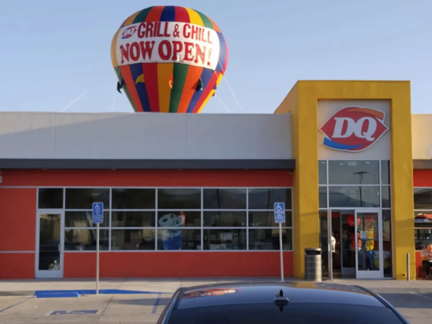 Tips For Hosting A Romantic Rooftop Dinner With Balloon Decor