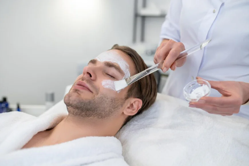 How Do Men’s Facials Improve Texture and Reduce Fatigue?