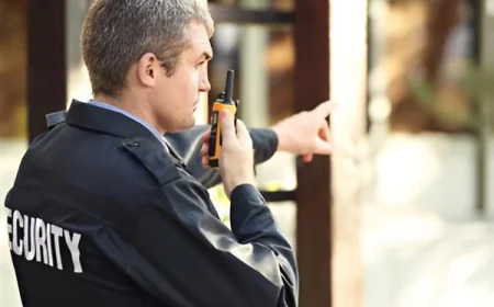Waarom Beveiligingsmedewerkers Essentieel Zijn voor Veiligheid en Orde