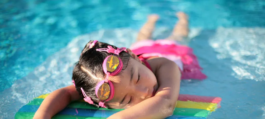 How to Choose the Right Poolside Accessories for Style, Comfort, and Safety