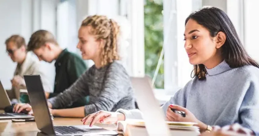 Why Do Some Students Perform Better in Online Exams?