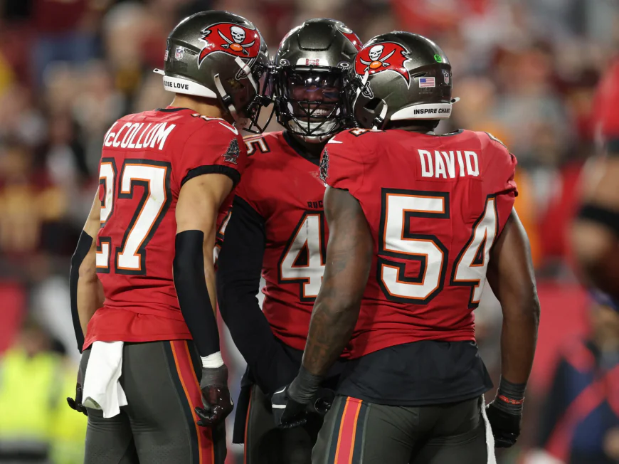 Baker Mayfield covers misplaced passes at Buccaneers coach