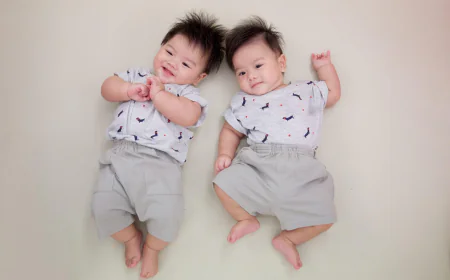 What Are the Cutest Twin Baby Outfits for Newborns?