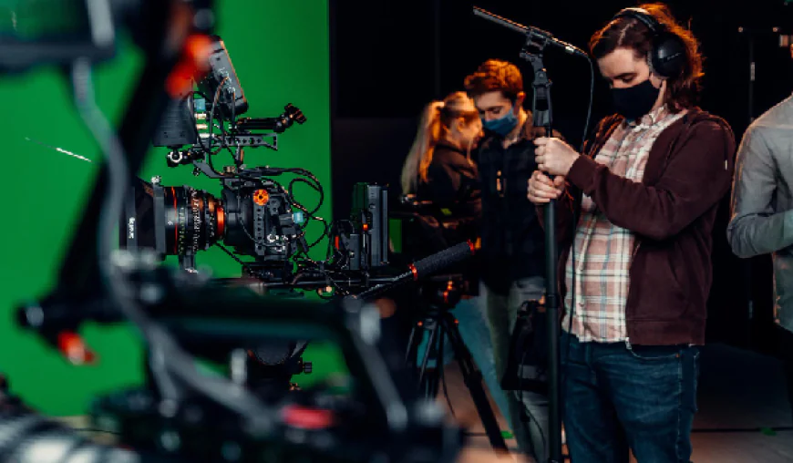 IN-HOUSE VS. PROFESSIONAL VIDEO PRODUCTION: WHAT’S RIGHT FOR YOU