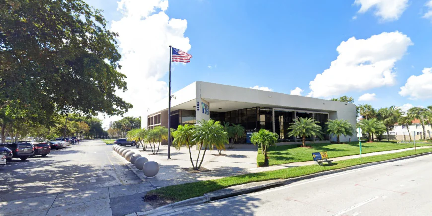 Cómo tomar decisiones inteligentes: Una guía para encontrar un seguro médico asequible y confinable