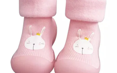 Stijlvol Comfort Met Roze Babyslofjes Voor Kleine Voetjes