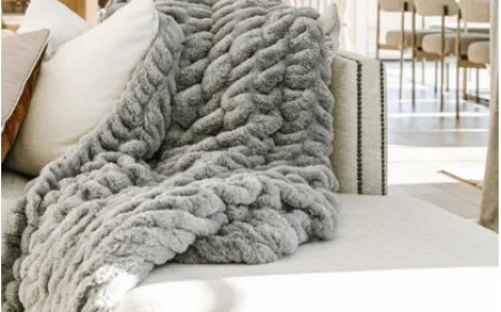 Why Are Heavy Throw Blankets Ideal for Cozy Evenings at Home?
