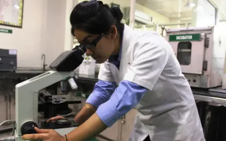 Why Choose a Diploma in Medical Laboratory Technology After 12th?