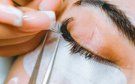 Eyelash Extension Glue Guide: How to Pick the Right Adhesive for Better Retention
