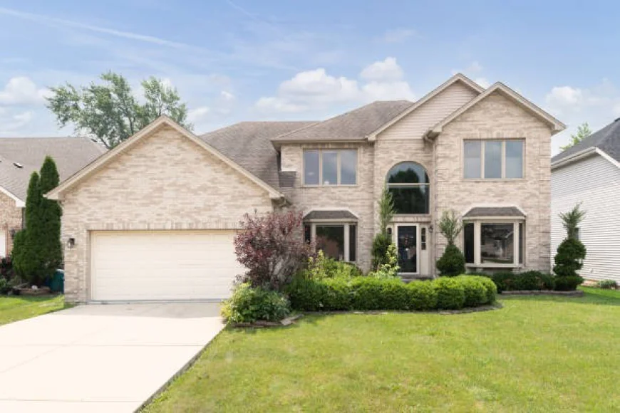 How Real Estate Agents Navigate Market Trends to Benefit Your Wallet