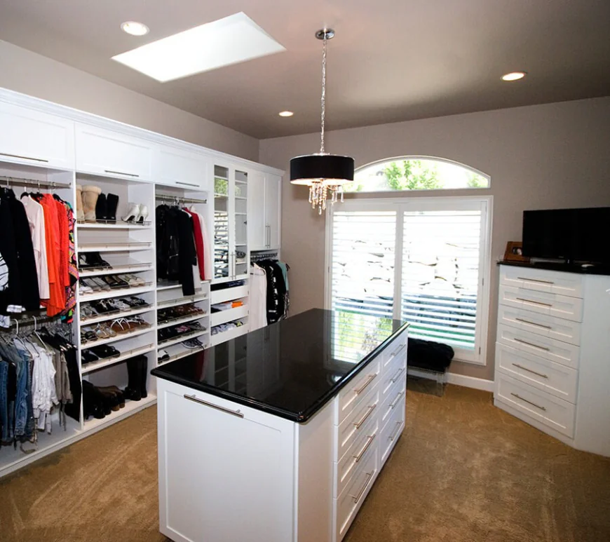 What Features Define the Most Efficient Walk-In Closet Organization Systems Today?