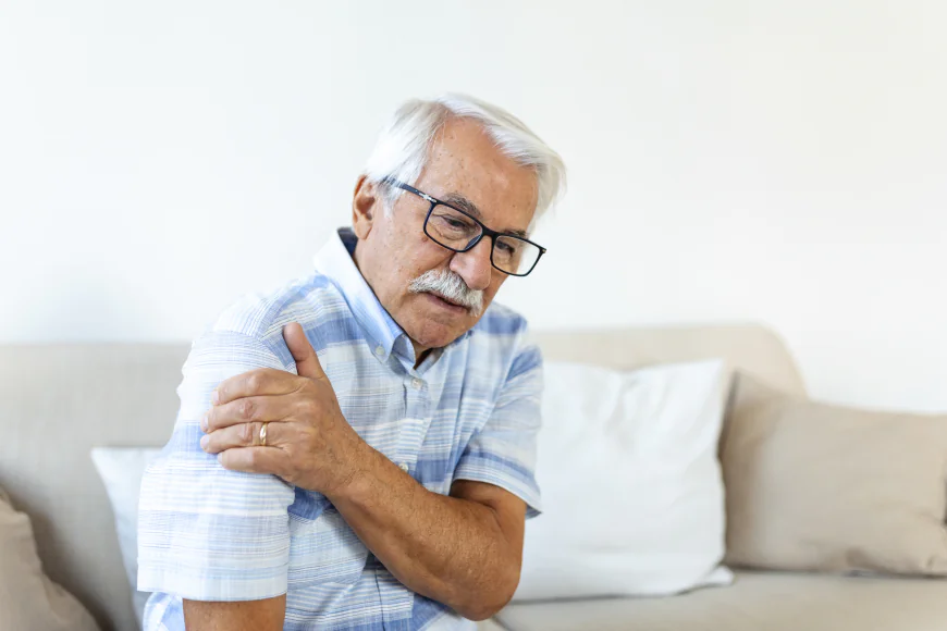 Why Is Your Shoulder Blade Pain Not Going Away? Common Causes and Effective Solutions
