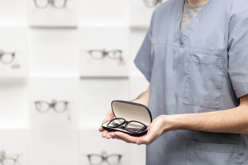Pros and Cons of Transition Lenses for Indoor and Outdoor Eye Protection