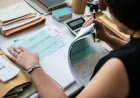 Should Small Businesses Invest in Bookkeeping Software or a Professional Bookkeeper in Miami?
