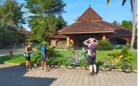 Guided vs Self-Guided Kerala Cycling Holiday Tours