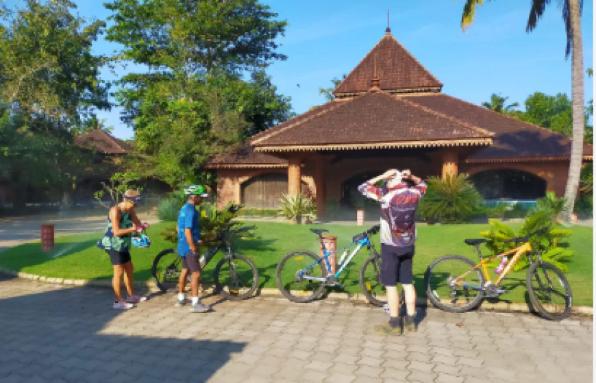 Guided vs Self-Guided Kerala Cycling Holiday Tours