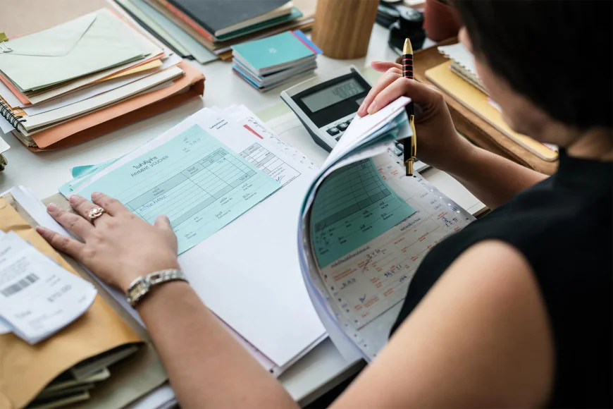 Should Small Businesses Invest in Bookkeeping Software or a Professional Bookkeeper in Miami?