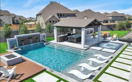 Custom Pool Builder Dallas TX Options: Gunite Versus Fiberglass