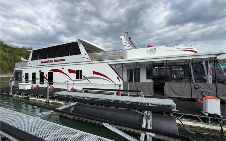 How Do Houseboats Offer the Best of Both Home and Adventure?