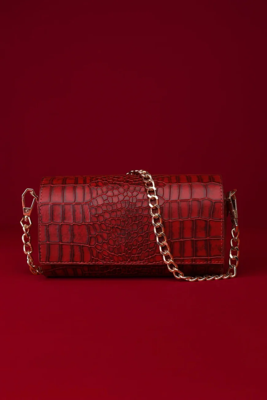 Why Leather Crossbody Bags for Women Are the Perfect Everyday Fashion Companion