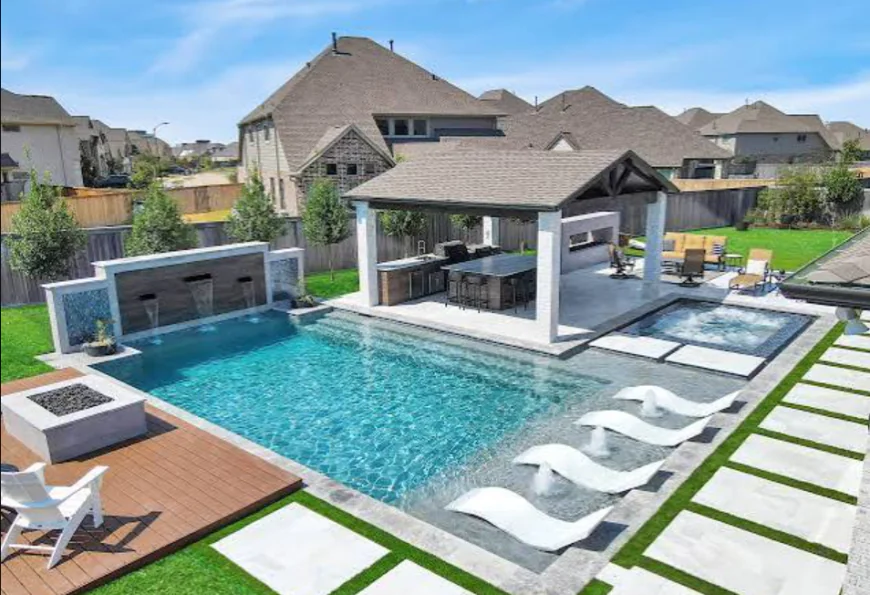 Custom Pool Builder Dallas TX Options: Gunite Versus Fiberglass