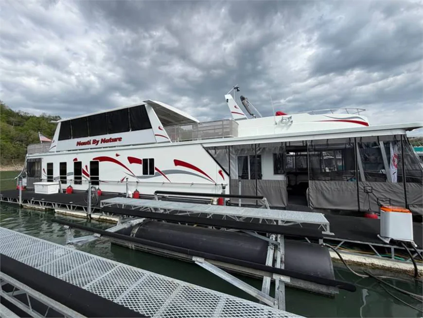 How Do Houseboats Offer the Best of Both Home and Adventure?