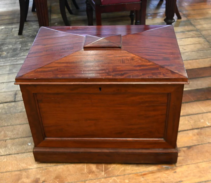 Antique Victorian Cellarette Wine Cooler Mahogany 1840 – Classic Storage with Timeless Victorian Charm