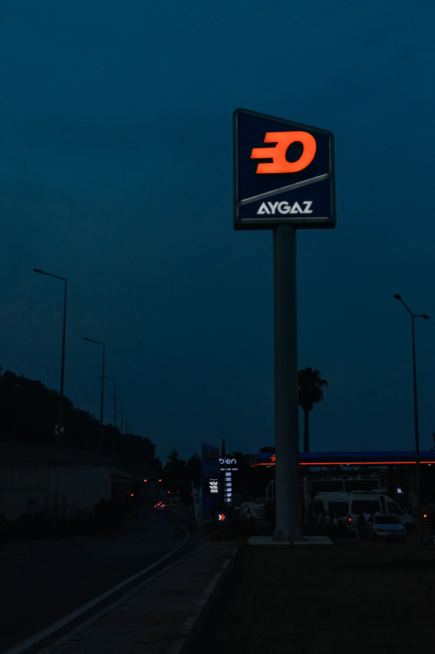 How Pylon Signage Helps Businesses Improve Visibility and Attract Customers