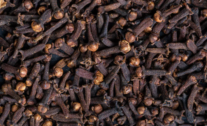 Clove Water and Everyday Wellness: Preparation, Uses, and Safety